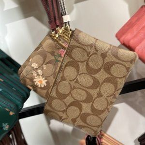 Coach Corner Zip Wristlet In Signature Canvas Gold/KHAKI/CHALK